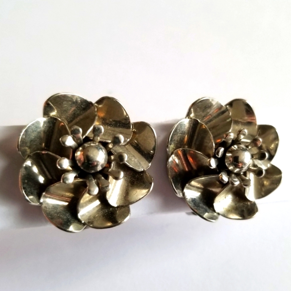 Vintage earrings flower clip on silver tone pinwheel floral chunky propeller - Picture 1 of 13
